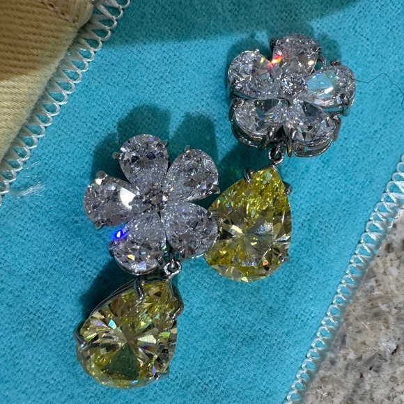 MAGNIFICENT COSTUME JEWELRY CLIP ON EARRINGS - Picture 11 of 12